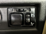 【電動格納ミラー】運転席のスイッチで、ドアミラーの開閉や角度の調整ができます。