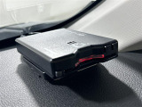 【ETC】有料道路を利用する際に料金所で停止することなく通過できる、ETC車載器(ノンストップ自動料金収受システム機器)が装備されています。セットアップを行うことで利用可能になります。
