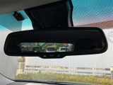 後続車のヘッドランプのまぶしさに応じて反射光を自動的に減少させる自動防眩ミラーつきです!