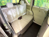 後部座席も気になるようなキズ・汚れやへたり等、大きなダメージはなく、良好な状態です。