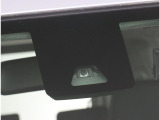 ステレオカメラとソナーセンサーが歩行者や先行車、障害物などのさまざまな情報を的確に捉え、運転者に注意を促したり、緊急ブレーキを作動。多彩な安全機能があなたのドライブをアシストするスマートアシスト付です