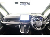 インパネがフラットで広々とした視界と開放感あるステアリング廻りです。ステアリング越しに見やすくレイアウトされたメーターはシンプルで先進的なデザインで視認性が良く、確認しやすくなっています。