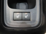 運転席、助手席にシートヒーターがございます。