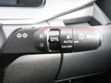アダプティブLEDヘッドライトシステムは、照射パターンを変化させて対向車や先行車が眩しくならないようにハイビームをキープすることで、良好な視界を確保します。もちろん自動点灯/消灯するオートライトも。
