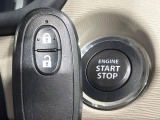 【キーレススタートシステム】カバンやポケットに入れたままでもドアの施錠・解錠が可能なスマートキーを装備。エンジンのオン・オフ時もカギを取り出す必要が無いからとっても便利です♪