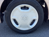 スチールホイールには、ホイールトリム(ホイールカバー)が付いています。