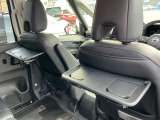 運転席&助手席後ろにはセカンドシート用テーブル&ドリンクフォルダーを装備☆