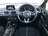 【運転席インテリアデザイン】左右対称のインテリアデザインでドライバーを包み込み運転に集中できるように設計されています。