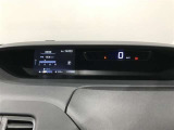 とっても見やすいメーターです。夜間時はラグジュアリーな気分にさせてくれる照明が魅力ですので、夜のドライブも楽しみになりますよ♪