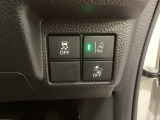 Hondaセンシング用の、VSA(ABS+TCS+横滑り抑制)解除と路外逸脱抑制機能のオンオフスイッチなどはハンドルの右側に装備しています。