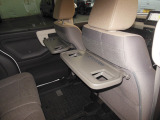両席カップホルダー付きシートバックテーブルです。飲み物やちょっとした小物を置くのに大変便利で使い勝手が良いです。