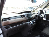 ★助手席周辺★ダッシュボードには豊富な収納BOXがありいつもすっきりとした車内!ほしい場所にちょうど良い収納を備えています。大きなフロントガラスによって見晴らしも良く快適な座り心地となっております