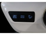 EVモードや、気分や走行状況に合わせて切替えられるドライブモードセレクトを装備。車の接近を音で知らせる車両接近通報装置は、早朝や深夜の帰宅など静かに走りたい場合には車にOFFボタンでオフできます。