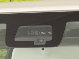 【スズキ セーフティサポート】走行中に前方の車両等を認識し、衝突しそうな時は警報とブレーキで衝突回避と被害軽減をアシスト。より安全にドライブをお楽しみいただけます。