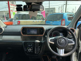 すっきりとまとめられたインパネ周り。運転操作もしやすいです。取り回しの良さで普段のお買い物から街乗りまでピッタリの車ですよ。