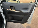 乗り降りで多く使用する運転席席ドアですが、目立った傷や汚れもなく綺麗です!