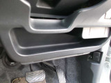収納スペースはは運転席側にもあり、手の届くところに収納がたくさんあるのも魅力です。