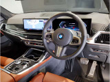 【ハンドル】ドライバーとBMW車の一体感がダイレクトに伝わるステアリングホイール。形状・太さへの拘りに加えて、操作性を高める為にスイッチ類も配置。クイックかつ安定のドライビングを体感下さい!