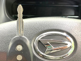 【キーレス】少し離れた場所からでもボタン一つでドアの開錠・施錠ができるのでとっても便利!ドアの鍵穴周りに傷をつけることもありません♪