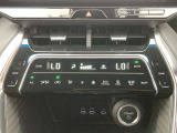 オートエアコンは温度を設定するだけで、自動で風量などを設定してくれます。運転しながら操作も必要ないので、安全性も向上します。