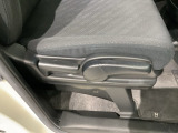 シートハイトアジャスターが付いているので運転姿勢を調整するのに便利ですね。身長に合ったシートポジションは安全運転や疲労軽減にもつながります。