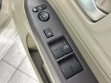 【電動格納ミラー】サイドミラーは電動格納式となっており、狭い駐車場でもキズがつくリスクを抑えられます。