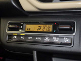 オートエアコン付きなので一度、気温を設定すれば自動的に過ごし易い温度に調整してくれますよ。 車内をいつでも快適空間にしてくれます。