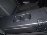 後席真ん中が倒すことが可能です。ドリンクホルダーが出てきます。