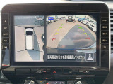【アラウンドビューモニター】まるでクルマを真上から見下ろしたかのような視点で駐車をサポートします!クルマの斜め後ろや真横など、前後左右の4つのカメラの映像が合成されて、モニターに映し出されます。