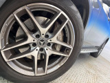 ●純正19インチアルミホイール:輸入車ならではの卓越した走りを支えるホイールと足回りです!日本車の走りに慣れている方にもぜひ体感して頂きたいほど、高いレベルでまとまっています!