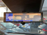 車体の後部にカメラがついていて、その映像がルームミラー内のモニターに表示します。人や荷物などで視界が遮られた時なども確認がしやすいです。