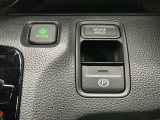 燃費の向上に有効なECONスイッチ、わずかな力で簡単に操作出来る電動パーキングブレーキ、信号待ちや渋滞時などブレーキを踏み続ける場合に比べて足腰の疲労が軽減されるオートブレーキホールド付きです!