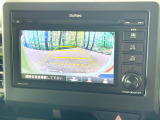 【バックカメラ】駐車時に後方がリアルタイム映像で確認できます。大型商業施設や立体駐車場での駐車時や、夜間のバック時に大活躍!運転スキルに関わらず、今や必須となった装備のひとつです!