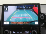 車両後方の映像を映すバックモニター。進路を確認しながら安全に車庫入れできます。