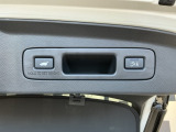 お好みの位置で止められるメモリー機能付の電動リアゲートです!後ろが狭い駐車場でもスムーズに荷物を積めて、さらに背が低い人の手がムリなく届く高さで止めることも可能です!