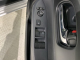 狭い駐車場で便利な電動格納ドアミラーが付いています。