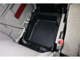 助手席下収納があり車内の荷物も整理できスッキリです♪