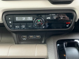 もちろんフルオートエアコン!運転席シートヒーターもついてますのでいつでも快適です。