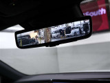 デジタルインナーミラー付き。後方視野角が広く、後席に同乗者がいても後方を確認しやすく安心です。