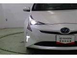 プリウスの特徴あるシャープな切れ長ヘッドライトはLED。周囲の明るさを感知して点灯・消灯するオートライト搭載。オートハイビームも搭載していますので面倒なヘッドライトの切替えは不要です。
