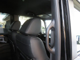 リアシートのコンディションも良好です!!同乗者のひざ周り、足元空間もしっかりキープ♪低床フロアにセンターピラーグリップを設置♪同乗者の乗り降りのしやすさも重要です☆☆ぜひ当店にてお確かめ下さい!!