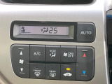 【オートエアコン】一度お好みの温度に設定すれば、車内の温度を検知し風量や温度を自動で調整。暑い&hellip;寒い&hellip;と何度もスイッチ操作をする必要はありません。快適な車内空間には必須の機能ですね♪