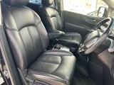 運転席。本革シートです。
