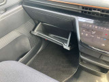 助手席下側には1つの収納があり使い勝手も良好です!