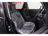 【運転席】ブラック基調のインテリアにハーフレザーシート(合皮/ファブリック※メーカー基準)。パワーシートでお好みの位置に座席を設定可能です。シートヒーター付です。