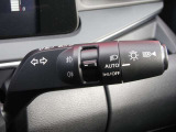 アダプティブLEDヘッドライトシステムは、照射パターンを変化させて対向車や先行車が眩しくならないようにハイビームをキープすることで、良好な視界を確保します。もちろん自動点灯/消灯するオートライトも。