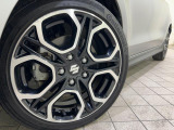 アルミホイール付!鉄ホイールと違って軽いので燃費にも影響してきます。ガソリンの高騰に少しは貢献します!足元がきまります。