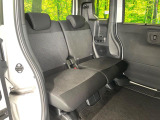 後部座席も気になるようなキズ・汚れやへたり等、大きなダメージはなく、良好な状態です。
