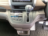 足元スッキリ、インパネシフトです。パーキングブレーキはフットブレーキタイプなので、運転席と助手席の間がスッキリしています。