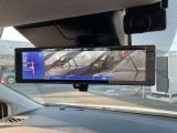 車体の後部にカメラがついていて、その映像がルームミラー内のモニターに表示します。人や荷物などで視界が遮られた時なども確認がしやすいです。